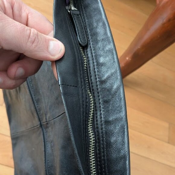 Danier Lether Crossbody Bag Genuine Leather crossbody bag - Picture 15 of 16